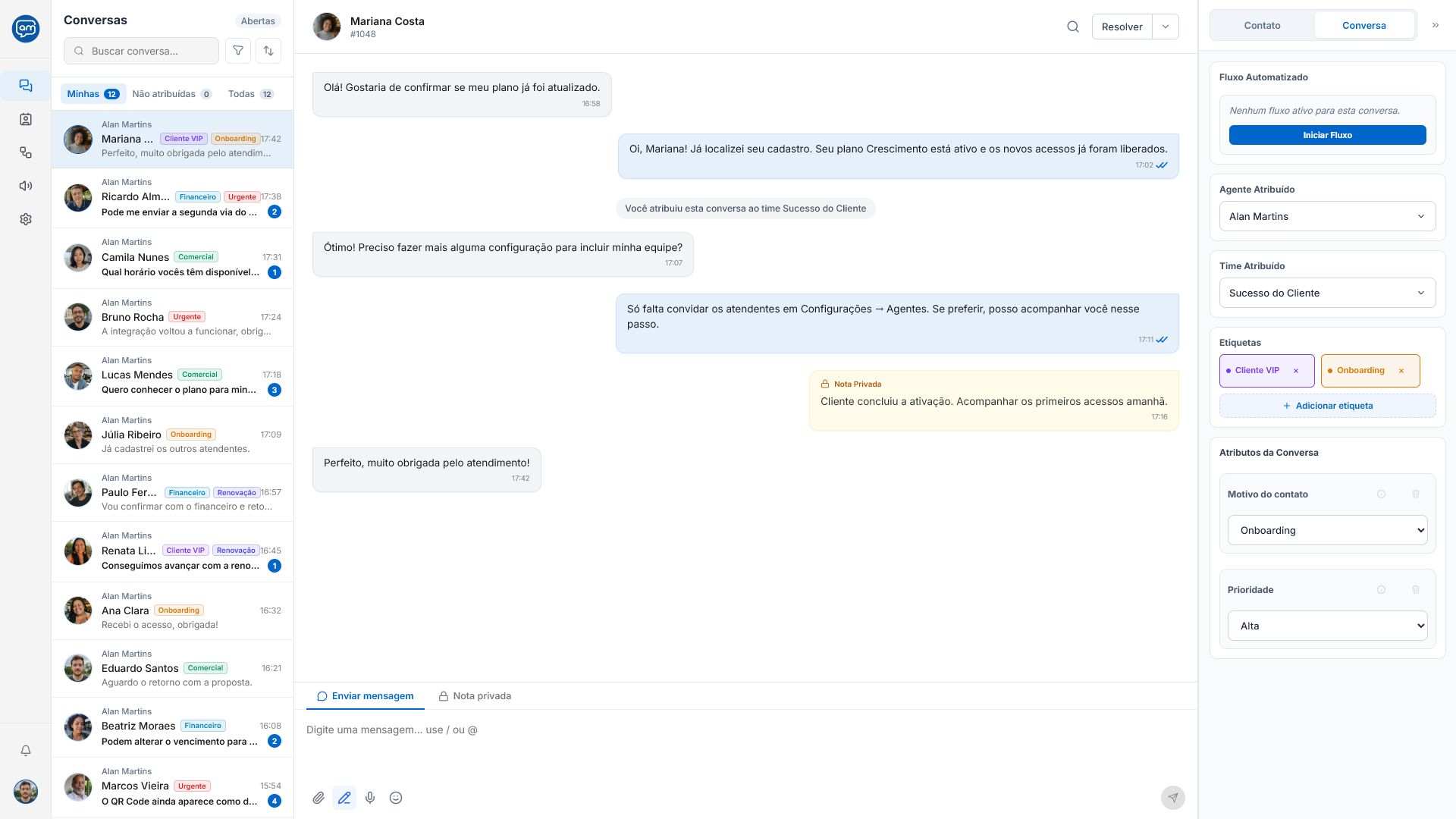 Tela real do AmDesk mostrando a central de conversas, o atendimento e os detalhes do contato